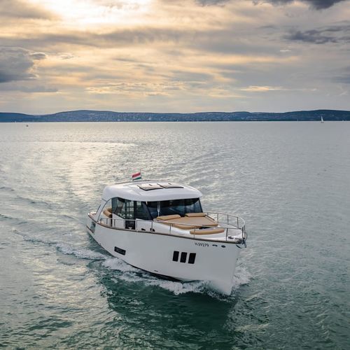 Barco cabinado intraborda - 450  - PELSOLUTIONS - eléctrico / bimotor / con hard-top