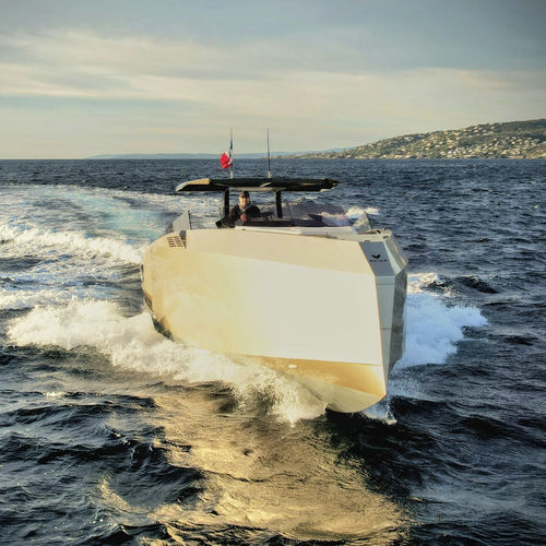 Barco cabinado intraborda - 42  - Alium Yachts - bimotor / casco de planeo / open