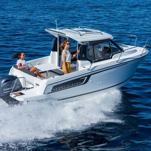 Day-cruiser fueraborda - MERRY FISHER 605 - Jeanneau - Motorboats - con cockpit cerrado / con hard-top / de crucero