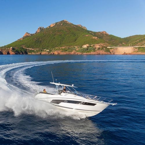 Barco cabinado fueraborda - CAP CAMARAT 10.5 WA - Jeanneau - Motorboats - bimotor / open / con doble consola