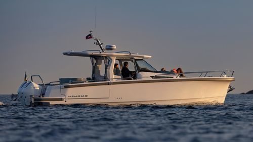 Barco cabinado intraborda - Sport Tender 35 - Nimbus - fueraborda / bimotor / con hard-top