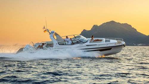 Barco cabinado fueraborda - Sport Weekender 42 - Nimbus - bimotor / escalonado / soft-top