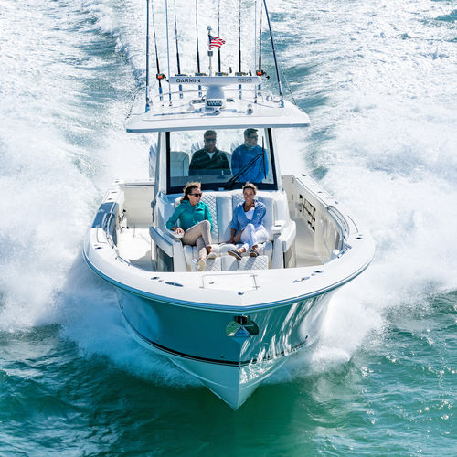 Barco open fueraborda - S 378  - Pursuit Boats - trimotor / con consola central / de deporte