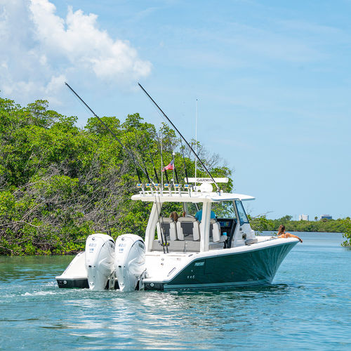 Barco cabinado fueraborda - S 358 - Pursuit Boats - open / con consola central / de deporte