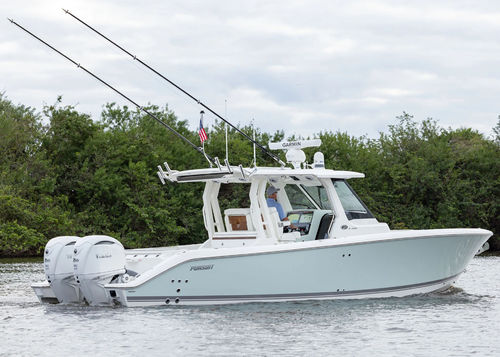 Barco cabinado fueraborda - S 328 - Pursuit Boats - open / con consola central / de pesca deportiva