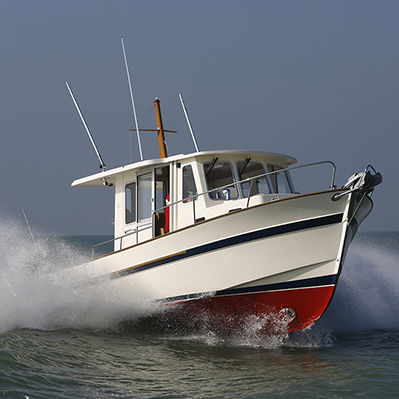 Barco de motor de pesca-paseo intraborda - 800  - Rhea Marine - diésel / con caseta de timón / 8 personas máx.