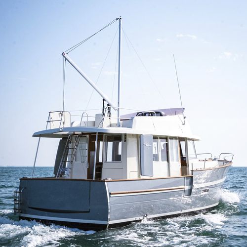 Trawler intraborda - 34 - Rhea Marine - de semidesplazamiento / con fly / con caseta de timón