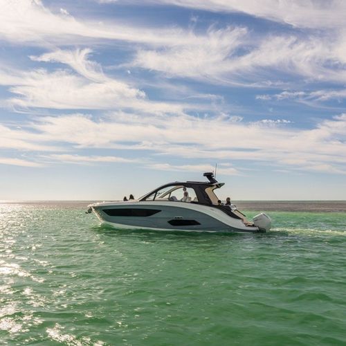 Barco cabinado fueraborda - SUNDANCER 370 OB - Sea Ray - bimotor / con hard-top / con camarote