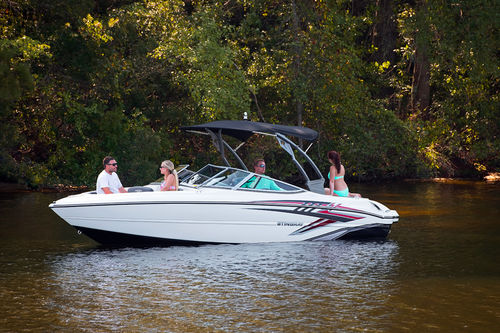 Runabout intraborda - 225LR - Stingray Boats - con doble consola / bow-rider / de esquí acuático