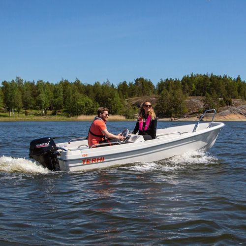 Barco open fueraborda - 400 C  - Terhi Oy - con consola lateral / de esquí acuático / de pesca deportiva