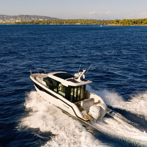 Cabin-cruiser fueraborda - Aura Cabin - Yamarin - bimotor / con caseta de timón / de crucero