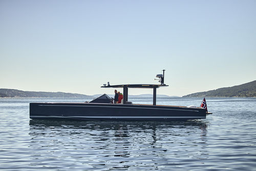 Barco cabinado fueraborda - SHADOW - Nautor Swan - trimotor / open / con consola central