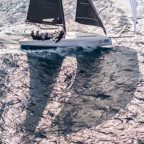 Velero de regata - ClubSwan 28 - Nautor Swan - one design / con quilla retráctil / con bauprés