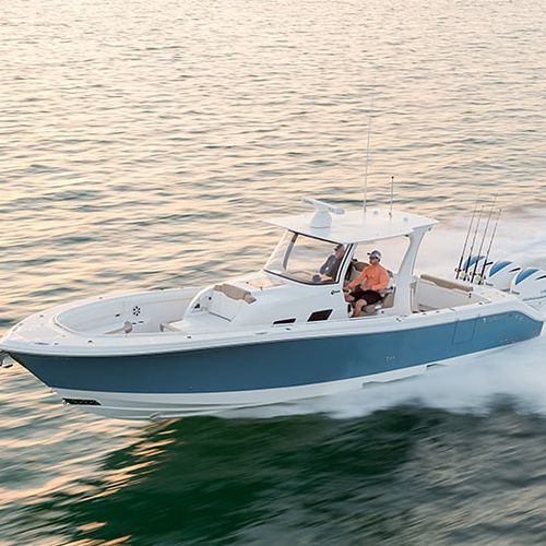 Barco cabinado fueraborda - 370cc - EdgeWater Power Boats - trimotor / open / con consola central