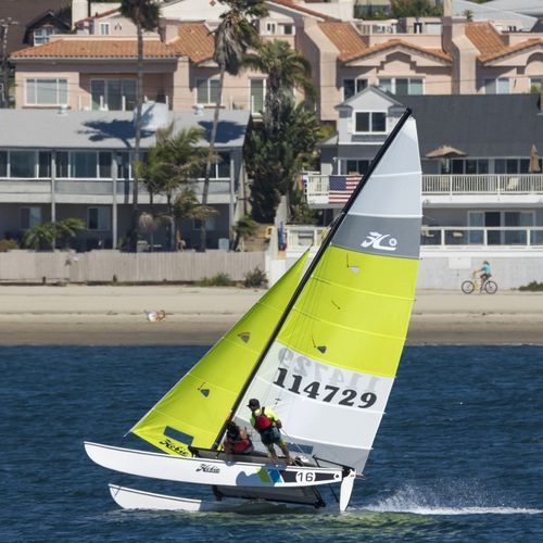 Catamarán deportivo de regata - Hobie Cat USA - individual / con un trapecio / de poliéster
