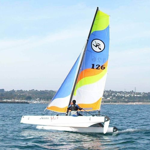 Catamarán deportivo de regata - MAX - Hobie Cat USA - doble / con un trapecio / de fibra de vidrio