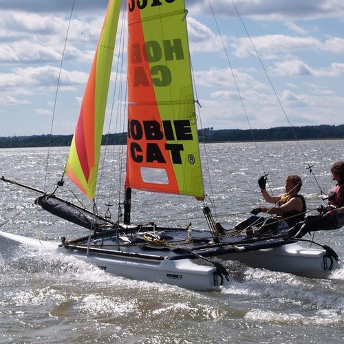 Catamarán deportivo de recreo - Hobie Cat USA - doble / con un trapecio / de fibra de vidrio