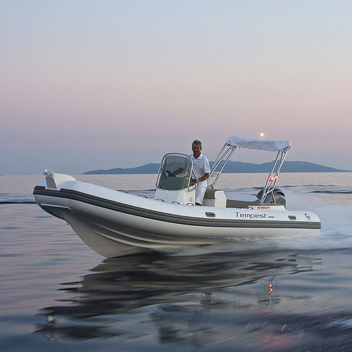 Embarcación neumática fueraborda - TEMPEST 650 - Capelli - semirrígida / con consola central / open