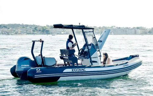 Embarcación neumática fueraborda - 5.5 - ZODIAC - semirrígida / con consola central / open