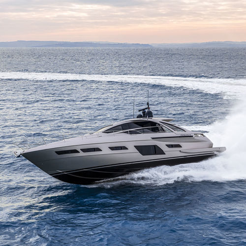 Yate a motor de crucero - 7X - Pershing - con hard-top / surface drive / con 3 camarotes