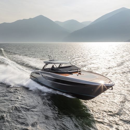 Barco cabinado intraborda - DOLCERIVA - Riva - bimotor / open / con doble consola