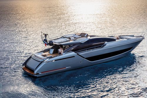 Yate a motor de crucero - 88' FOLGORE - Riva - con fly / V-drive / con 4 camarotes
