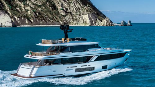 Yate a motor de crucero - Navetta 30 - Custom Line Yacht - clásico / con caseta de timón / línea de eje