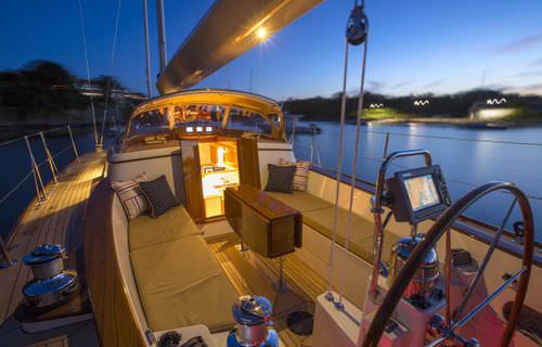 Yate de vela de crucero - M52 - Morris Yachts - clásico / con 2 camarotes / con popa abierta