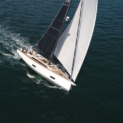 Velero de crucero rápido - 44 - Solaris Yachts srl - de regata / con 3 camarotes / con bauprés