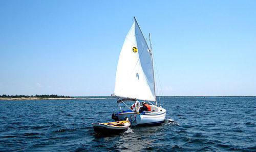 Velero clásico - SUN CAT - Com-Pac Yachts - con 2 literas / cat boat