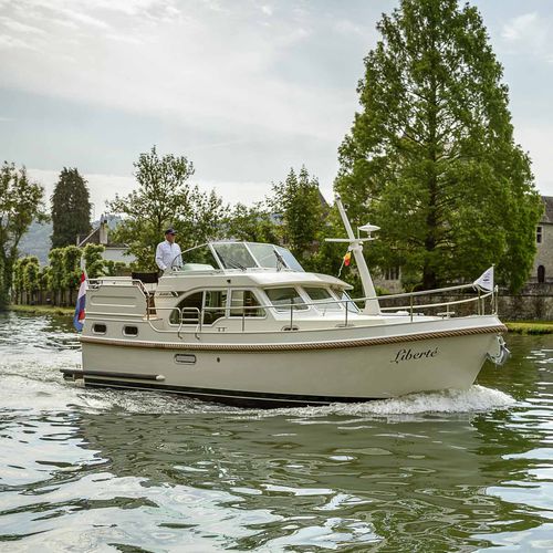 Barco cabinado intraborda - Grand Sturdy 30.0 AC - Linssen Yachts B.V. - diésel / de desplazamiento / con caseta de timón