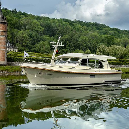 Barco cabinado intraborda - Grand Sturdy 30.0 Sedan - Linssen Yachts B.V. - diésel / con hard-top / fluvial