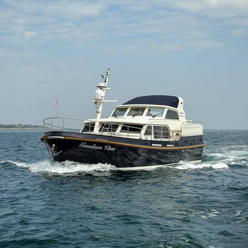 Yate a motor de crucero - 500 AC Variotop® - Linssen Yachts B.V. - con fly cerrado / con 3 camarotes / de acero