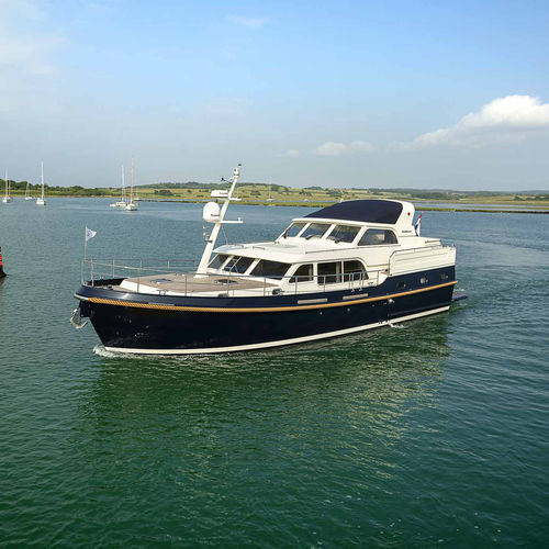 Yate a motor de crucero - Grand Sturdy 550 AC Variotop® - Linssen Yachts B.V. - con fly / con 3 camarotes / con 6 literas
