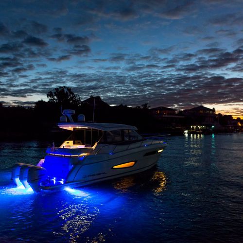 Barco cabinado fueraborda - 38 XO - Regal - trimotor / con hard-top / de deporte
