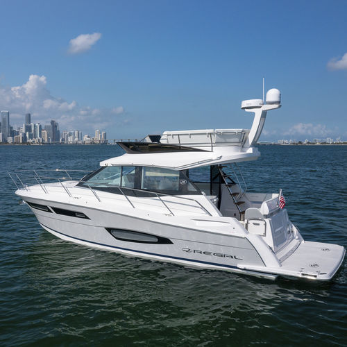 Barco cabinado intraborda - 38 FLY - Regal - bimotor / con fly / con camarote