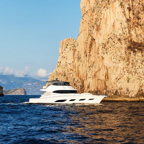 Yate a motor de crucero - 68  - Riviera - de deporte / offshore / con fly cerrado