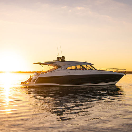 Yate a motor de crucero - 5400 - Riviera - de deporte / offshore / con hard-top