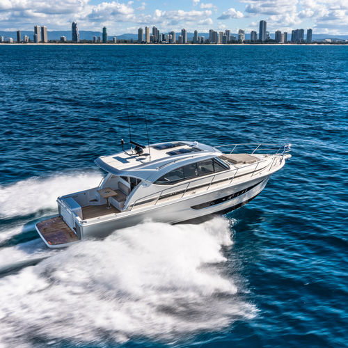 Barco cabinado POD IPS - 395 SUV - Riviera - diésel / bimotor / casco de planeo