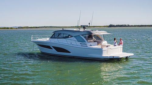 Yate a motor de crucero - 465 SUV - Riviera - de deporte / con hard-top / con 3 camarotes