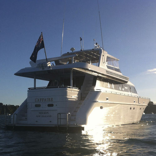 Yate a motor de crucero - L’AFFAIRE - Warwick Yacht Design - con fly / con caseta de timón / de desplazamiento