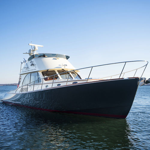Barco cabinado hidrojet - TALARIA 48 - Hinckley - bimotor / con fly / con 1 camarote