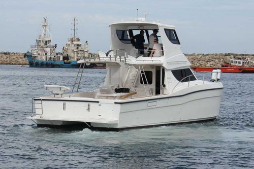 Barco cabinado catamarán - 350 Sportscruiser - LeisureCat - intraborda / diésel / bimotor