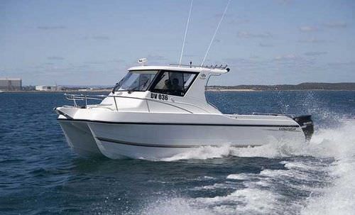 Barco de motor de pesca-paseo catamarán - 8000 Sportsfisher - LeisureCat - fueraborda / bimotor / con caseta de timón