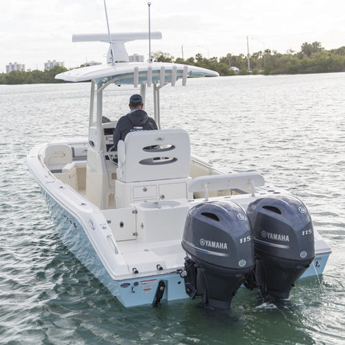 Barco open fueraborda - 240CC - Cobia - bimotor / con consola central / de pesca deportiva