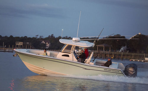 Barco open fueraborda - Canyon 306 - Grady-White - bimotor / con consola central / de pesca deportiva