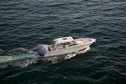 Barco cabinado fueraborda - Canyon 456 - Grady-White - cuatrimotor / con cockpit cerrado / con consola central