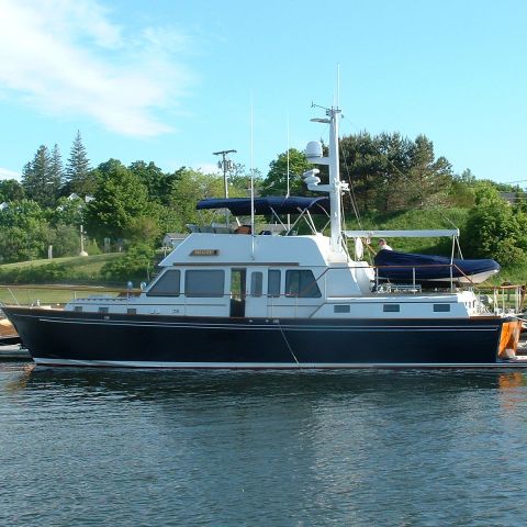 Yate a motor de crucero - MUGSY - Lyman Morse - con fly / soft-top