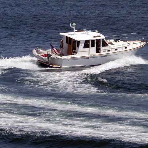Barco cabinado intraborda - PELAGOS - Lyman Morse - diésel / bimotor / con hard-top
