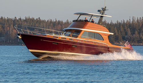 Yate a motor de crucero - HOOD 57 LM - Lyman Morse - con fly / con 2 camarotes / a medida